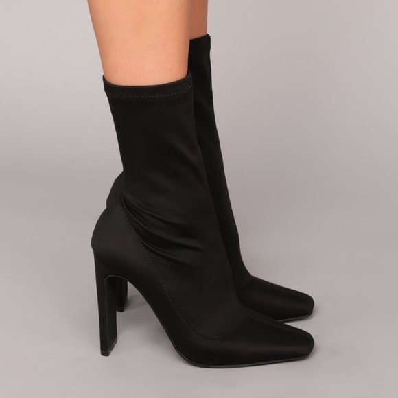 FASHION NOVA • Sleek Sock-Like Bootie • Size 9 - Picture 6 of 7